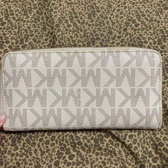 Authentic Michael Kors wallet - Picture 2 of 5